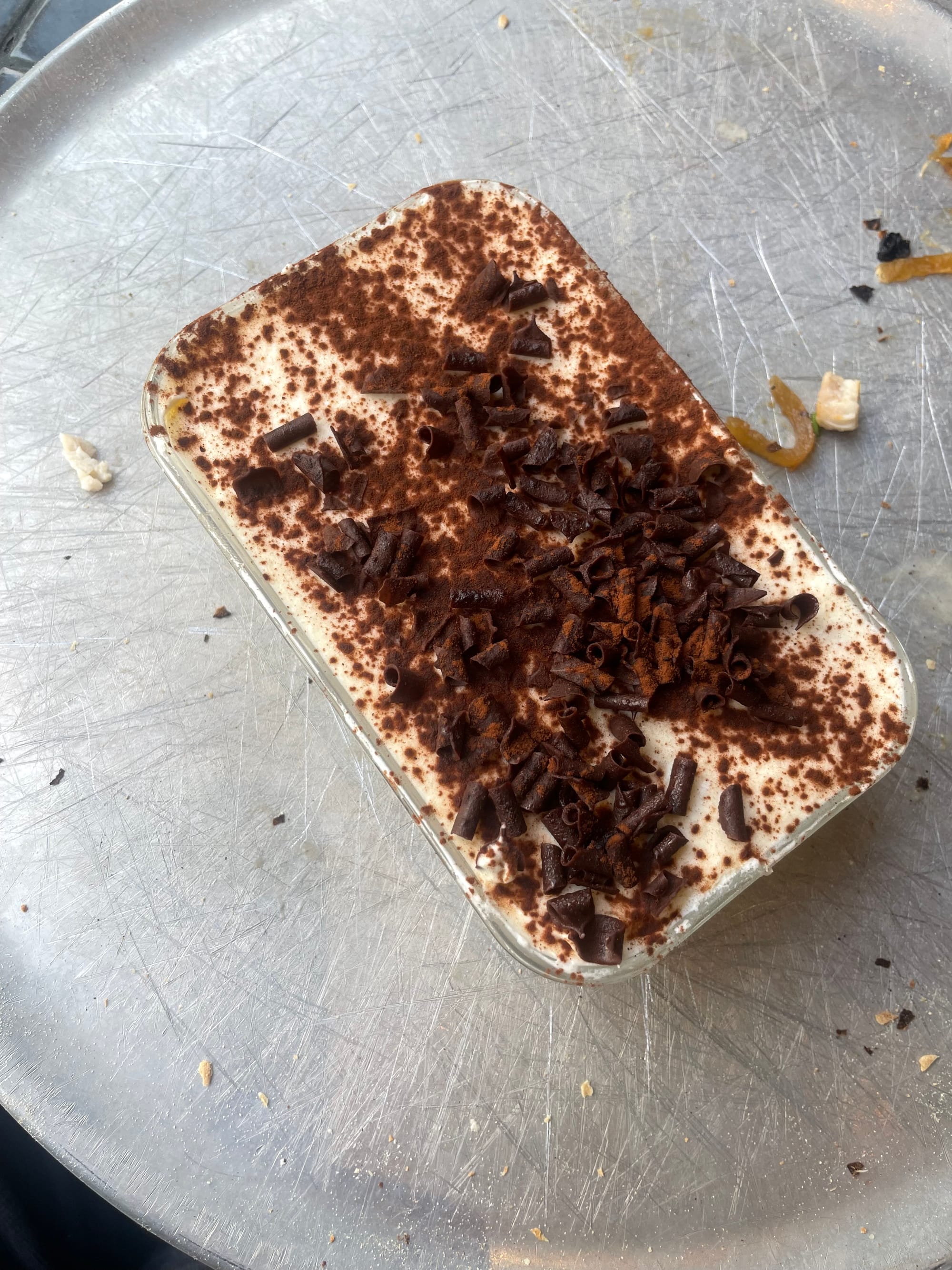 photo d’un tiramisu très garni, saupoudré généreusement de chocolat