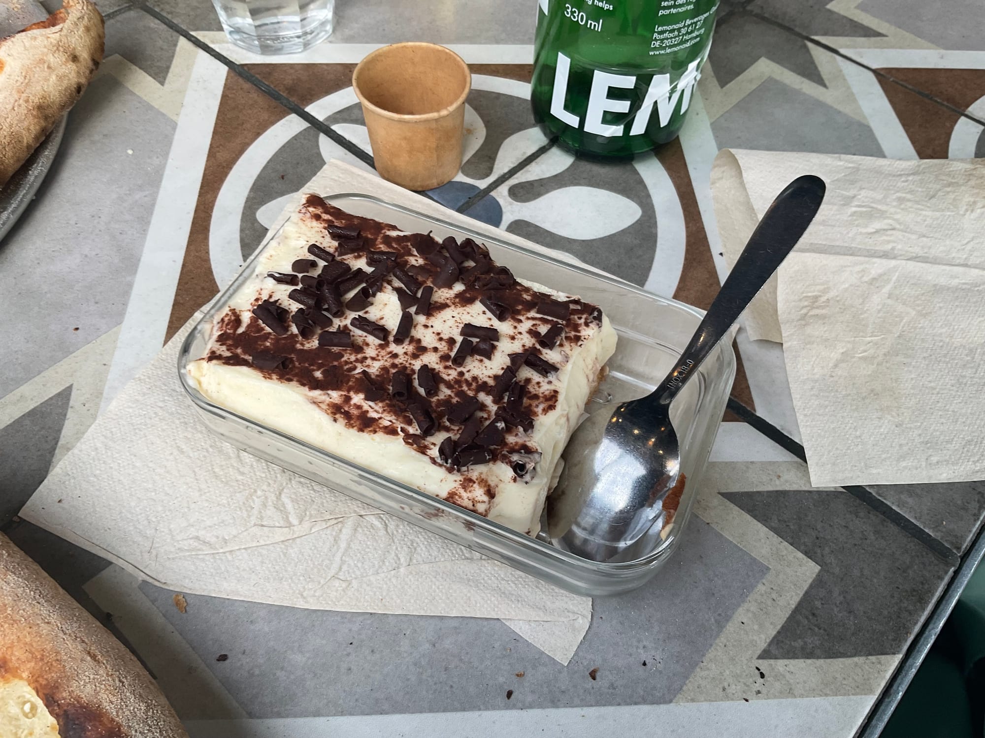 la photo du tiramisu chez la même enseigne après le changement, il manque 20% du gâteau, et la crème est visible à l’œil nu